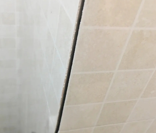 綦江瓷砖空鼓维修公司分享阳台瓷砖脱落的修复过程可以分为以下几个步骤
